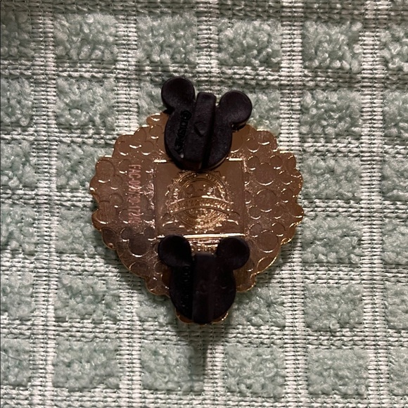 Disney Cinderella Heart-Shaped Trading Enamel Pin - Picture 3 of 3